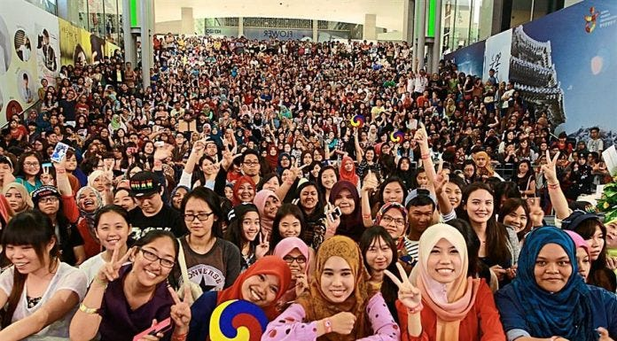 K-Popers Indonesia Dianggap Berlebihan?