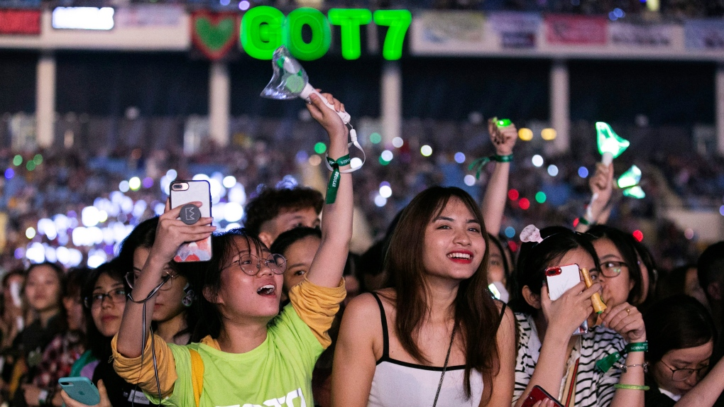 K-Popers Indonesia Dianggap Berlebihan?