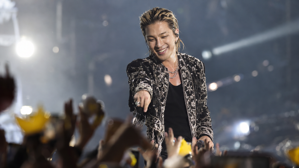 Taeyang BIGBANG Sempat Cemas Asap Halangi Wajah Fans di Singapura 6 Taeyang tersenyum lebar sambil menunjuk ke arah barisan penonton terdepan, menunjukkan bahwa ia dapat melihat wajah mereka dengan jelas.